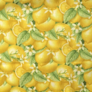 Può includere: Un motivo di tessuto senza cuciture che presenta un primo piano di limoni gialli e foglie verdi. I limoni sono disposti in uno schema casuale, con alcuni limoni tagliati a metà per mostrare l'interno.