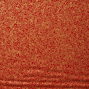 Può includere: Tessuto rosso con un motivo a spirali dorate ripetute. Il tessuto ha un aspetto strutturato, con le spirali dorate che creano un senso di movimento. L'effetto complessivo è di lusso ed eleganza.