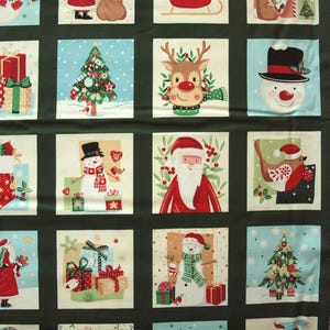 Peut inclure: Un panneau de tissu avec un motif de Noël répété. Les carrés présentent des illustrations festives du Père Noël, des rennes, des bonhommes de neige, des arbres de Noël et des cadeaux. La palette de couleurs comprend le rouge, le vert et le bleu.