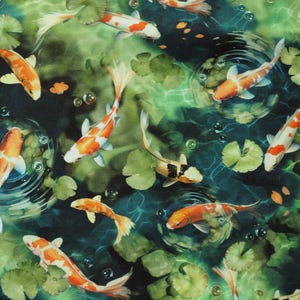 Könnte beinhalten: Stoffmuster mit Koi-Karpfen, die in einem Teich mit Seerosen schwimmen. Die Fische sind orange, weiß und schwarz, vor einem grün-blauen Wasserhintergrund. Blasen und kleine orangefarbene Blätter fügen Details hinzu.