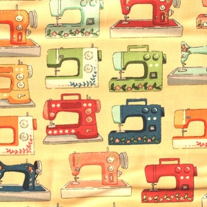 Può includere: Uno sfondo giallo con un motivo ripetitivo di macchine da cucire colorate. Ogni macchina ha un colore e un design diverso, tra cui rosso, blu, verde e arancione. Le macchine sono decorate con dettagli floreali e sono su uno sfondo giallo.