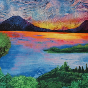 Puede incluir: Una pintura de una puesta de sol colorida sobre un lago con montañas en el fondo. El cielo es una mezcla de azul, morado, rosa y naranja. El lago es de un azul profundo con un reflejo de la puesta de sol. Las montañas son de un azul oscuro y morado. La pintura está hecha en un estilo que recuerda a Van Gogh.