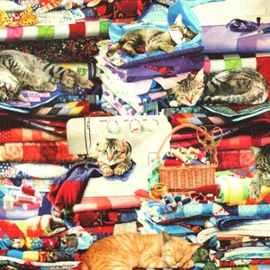 Peut inclure: Un collage de tissus colorés avec une machine à coudre et plusieurs chats. Les chats dorment, jouent et se prélassent sur les piles de tissus. Il y a des bobines de fil, des ciseaux et d'autres fournitures de couture éparpillées dans l'image.