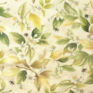 Könnte beinhalten: Ein Stoff mit einem floralen Muster im Vintage-Stil mit weißen Blüten, grünen Blättern und gelben Blättern, auf denen kleine Bienen verstreut sind.