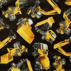 Peut inclure: Tissu noir avec un motif répété de véhicules de chantier jaunes, notamment des excavatrices, des camions bennes et des chargeuses frontales. Les véhicules sont représentés sous différents angles, créant un design dynamique.
