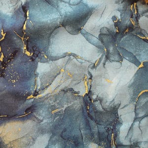 Può includere: Tessuto astratto con un motivo marmoreo blu e grigio e accenti dorati.