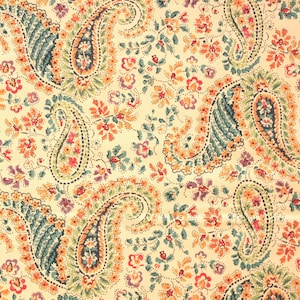 Könnte beinhalten: Cremefarbener Stoff mit einem sich wiederholenden Paisley-Muster. Die Paisley-Elemente sind dunkelbraun umrandet und mit orangefarbenen, türkisfarbenen und blauen Details gefüllt. Kleine florale Akzente in Orange, Rot und Lila füllen die Zwischenräume.