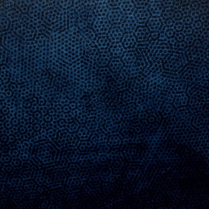 Könnte beinhalten: Ein dunkelblauer Stoff mit einem dezenten Muster aus kleinen schwarzen Kreisen und geometrischen Formen.