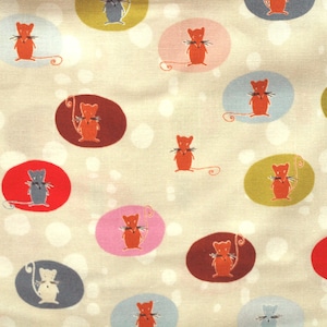 Könnte beinhalten: Ein beigefarbener Stoff mit einem sich wiederholenden Muster aus bunten ovalen Formen, die stilisierte Mäuse enthalten. Die Mäuse sind in verschiedenen Farben, darunter Rot, Orange, Rosa, Blau und Grau.