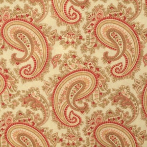 Op de afbeelding: Een crèmekleurige stof met een paisley-patroon in tinten rood, roze en bruin.