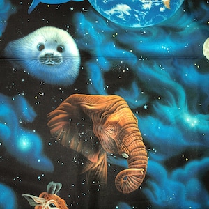 Könnte beinhalten: Eine farbenfrohe Illustration eines Elefanten, einer Robbe und einer Giraffe vor einem dunkelblauen Sternenhimmel. Der Elefant ist braun mit einem hellbraunen Rüssel. Die Robbe ist weiß und flauschig. Die Giraffe ist braun mit einem hellbraunen Hals und Flecken. Der Himmel ist mit Sternen und einem blauen Nebel gefüllt.