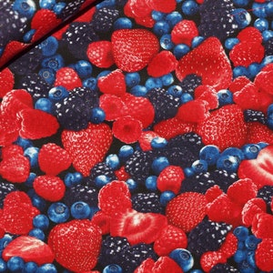 Op de afbeelding: Een stof met een levendig patroon van rode aardbeien, frambozen en bosbessen tegen een donkerblauwe en zwarte achtergrond. Het ontwerp toont een close-up van de gemengde bessen.