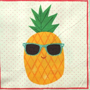 Può includere: Un ananas giallo con una corona di foglie verdi e occhiali da sole blu sorride. L'ananas è su uno sfondo bianco con pois rosa.