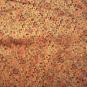 Könnte beinhalten: Ein Stoff mit einem sich wiederholenden Muster aus konzentrischen Kreisen und Spiralen in Braun-, Gold- und Rottönen. Das Design erzeugt einen strukturierten Effekt, der sich für verschiedene Bastelprojekte oder die Inneneinrichtung eignet.