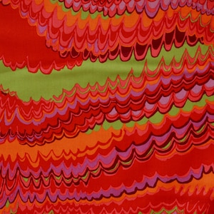 Könnte beinhalten: Abstrakter Stoff mit einem wellenförmigen, geschichteten Muster in Rot-, Orange-, Rosa- und Grüntönen.