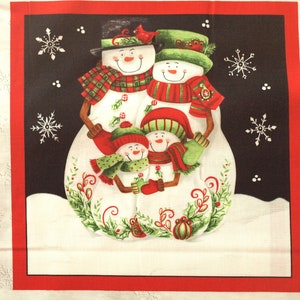 Peut inclure: Une famille de trois bonhommes de neige avec des accents rouges, verts et blancs. Les bonhommes de neige sourient et portent des chapeaux et des écharpes. L'arrière-plan est noir avec des flocons de neige blancs.