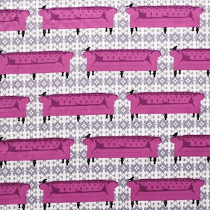 Könnte beinhalten: Ein nahtloses Muster mit einem sich wiederholenden Design von rosa Sofas mit schwarzen Vögeln, die auf den Armlehnen sitzen. Die Sofas sind vor einem weißen Hintergrund mit einem grau-weißen geometrischen Muster platziert.