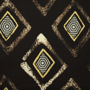 Op de afbeelding: Zwarte stof met een herhalend patroon van witte en gouden ruitvormige figuren. De ruiten hebben een textuur en een geometrisch ontwerp.