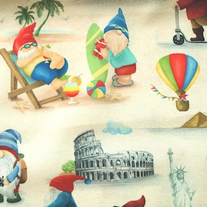Könnte beinhalten: Ein farbenfroher Stoff mit einem sich wiederholenden Muster von Urlaubs-Gnom. Die Gnome tragen verschiedene Outfits und machen verschiedene Aktivitäten, wie Sonnenbaden, Surfen und Rollerfahren. Der Stoff zeigt auch Bilder von berühmten Sehenswürdigkeiten, wie den Eiffelturm, die Freiheitsstatue und das Kolosseum.