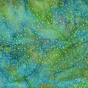 Può includere: Tessuto astratto con un design batik. Il tessuto presenta una miscela di tonalità blu, verdi e gialle, con un motivo maculato di piccoli punti gialli sparsi sulla superficie. I colori si fondono, creando un effetto acquerello.