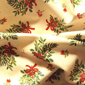 Könnte beinhalten: Cremefarbener Stoff mit einem weihnachtlichen Muster. Das Design zeigt grüne Stechpalmenblätter, rote Beeren und rote Schleifen. Der Stoff hat einen dezenten, strukturierten Hintergrund, ideal für festliche Dekorationen.