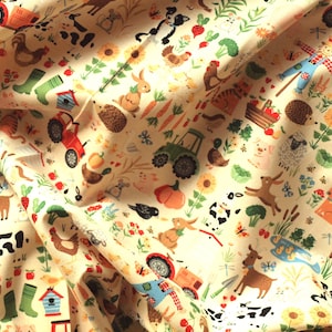 Può includere: Un tessuto color crema con un motivo ripetitivo di animali da fattoria, trattori e altre immagini legate all'agricoltura. Il motivo comprende una varietà di colori, tra cui rosso, verde, blu, giallo e marrone.