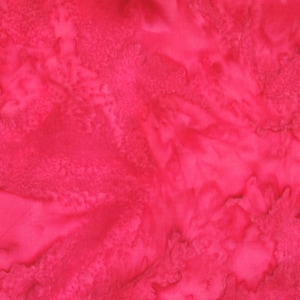 Op de afbeelding: Een levendige, getextureerde stof in een diepe roze tint. Het materiaal heeft een gevlekt uiterlijk met lichtere en donkerdere gebieden, waardoor een aquareleffect ontstaat. De algehele uitstraling is rijk en verzadigd.