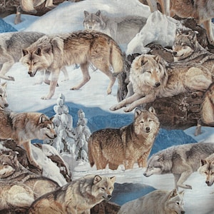 Op de afbeelding: Een herhalend patroon van grijze en bruine wolven in een besneeuwd, bergachtig landschap. De wolven worden afgebeeld in verschillende poses, sommige staand, sommige liggend en sommige rennend. De achtergrond is een mix van witte sneeuw, blauwe bergen en bruine rotsen.