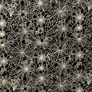 Può includere: Un tessuto a tema Halloween con un motivo ripetuto di ragnatele bianche su sfondo nero. Piccoli ragni neri sono sparsi nel design, creando un aspetto spettrale e festoso. Ideale per progetti di artigianato.