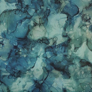 Puede incluir: Patrón abstracto de acuarela en tonos turquesa, turquesa y azul marino. El diseño presenta formas orgánicas fluidas con un efecto veteado, creando una apariencia fluida y artística. Pequeñas motas blancas añaden textura.