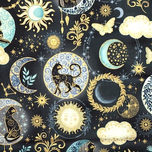 Könnte beinhalten: Ein schwarzer Stoff mit einem himmlischen Muster in Gold und Hellblau. Das Design zeigt schwarze Katzen, Mondsicheln, Sonnen mit Gesichtern, Sterne, Wolken und Schmetterlinge, die in einem sich wiederholenden, komplexen kosmischen Layout angeordnet sind.