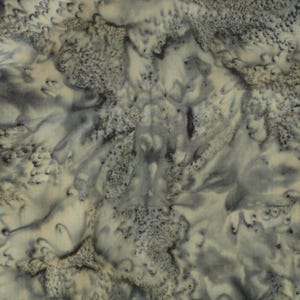 Può includere: Tessuto astratto con un motivo grigio e beige screziato. Il tessuto ha una texture sottile e un aspetto leggermente sbiadito.