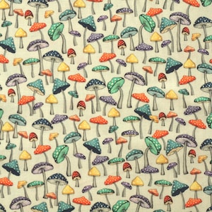 Può includere: Un motivo di tessuto con un design ripetuto di funghi colorati. I funghi hanno vari colori di cappello, tra cui arancione, verde, blu, giallo e viola, con pois bianchi. Lo sfondo è di colore beige chiaro.