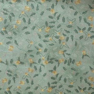 Puede incluir: Primer plano de una tela con un estampado floral repetitivo. El fondo es de color verde azulado claro, con flores amarillas y hojas verdes. La tela tiene un brillo sutil.