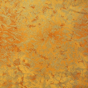 Könnte beinhalten: Nahaufnahme eines strukturierten Stoffes mit goldgelbem Grund und einem Muster aus goldenen und braunen Akzenten. Der Stoff hat ein leicht raues Aussehen mit dezentem Glanz. Der Gesamteffekt ist einer von Wärme und Reichtum.