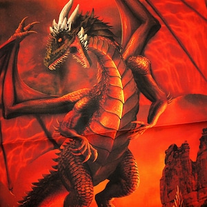 Könnte beinhalten: Ein Stoffdruck mit einem großen, dunkel geschuppten Drachen mit scharfen weißen Hörnern und leuchtend roten Augen. Die Kreatur hat weit ausgebreitete, durchscheinende rote Flügel vor einem feurig orange-roten Hintergrund mit felsigem Gelände.