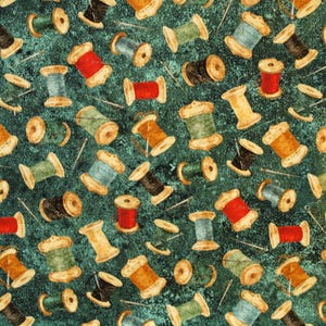 Könnte beinhalten: Ein Stoffmuster mit einem sich wiederholenden Design aus Vintage-Holzspulen in verschiedenen Farben, darunter Rot, Grün und Braun, die auf einem türkisgrünen Hintergrund verstreut sind. Silberne Nadeln sind ebenfalls vorhanden.