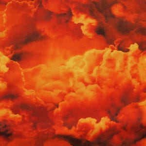 Könnte beinhalten: Ein lebendiger Stoffdruck mit einer dichten Ansammlung bauschiger Wolken in leuchtendem Orange, tiefem Rot und Goldgelb. Das Muster zeigt eine kontrastreiche, feurige Himmelsästhetik mit weichen, abgerundeten Wolkenformationen im gesamten Bild.