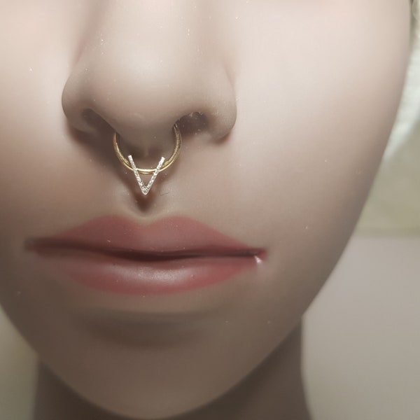 TRIANGLE SEPTUM, 18K Gold Nose Ring, Timeless And Sophisticated 18-Carat Gold Septum Ring For A Glamorous Look