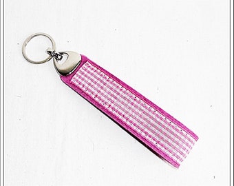 Wool felt keychain magnolia pink with check band