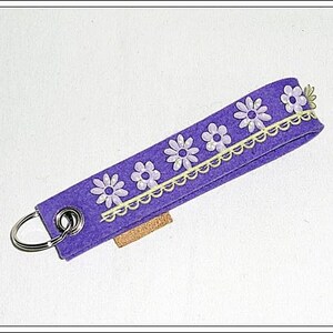 Wollfilz Schlüsselanhänger lila mit Blümchen, Schlüsselschlaufe, Schlüsselband, Schlüsselbänder, Schlüsselring Bild 1