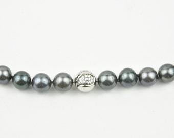 Pearl necklace dark grey