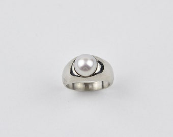 ring with pearl