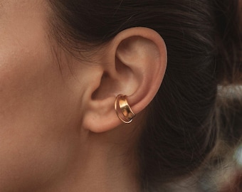 Pendiente minimalista tipo ear cuff en plata de ley 925 o vermeil de oro | Sencillo ear cuff sin perforación | Piercing falso de concha ultraligero | Pendiente
