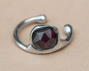 Boucle d'oreille ANNA Grenat | Boucle d'oreille non percée, fabriquée à la main en argent 925 et vermeil or 18 carats
