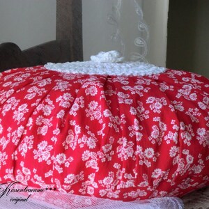 Vintage ruffle pillow, floral pillow, round pillow made of vintage farmhouse fabric with a floral pattern. image 3