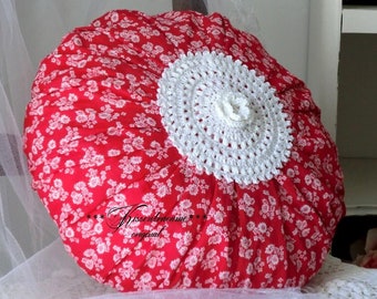 Vintage ruffle pillow, floral pillow, round pillow made of vintage farmhouse fabric with a floral pattern.