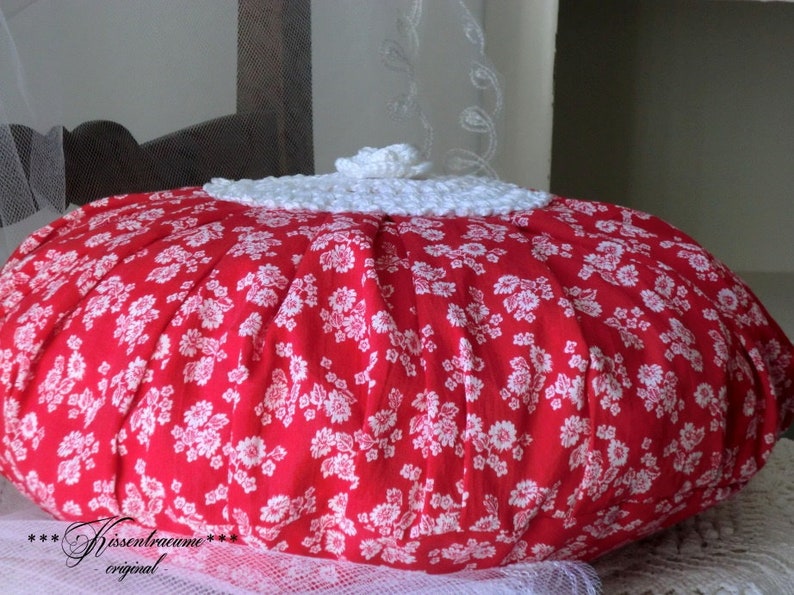 Vintage ruffle pillow, floral pillow, round pillow made of vintage farmhouse fabric with a floral pattern. image 3