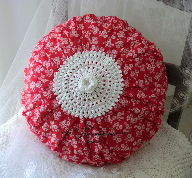 Vintage ruffle pillow, floral pillow, round pillow made of vintage farmhouse fabric with a floral pattern. image 4