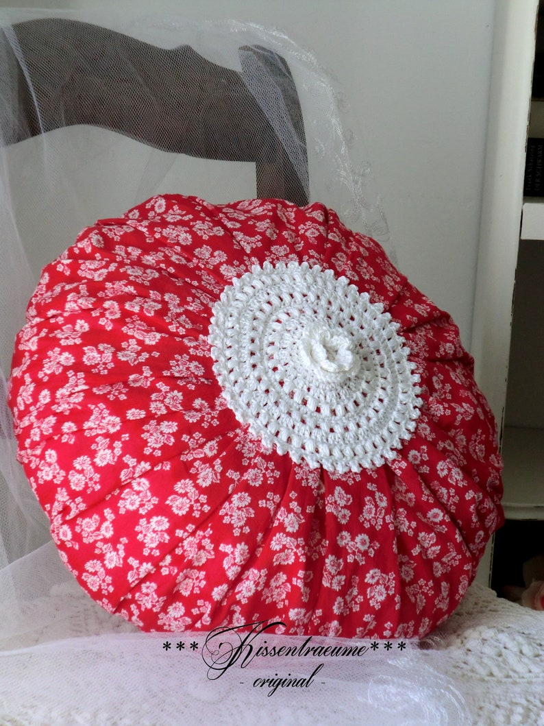 Vintage ruffle pillow, floral pillow, round pillow made of vintage farmhouse fabric with a floral pattern. image 5